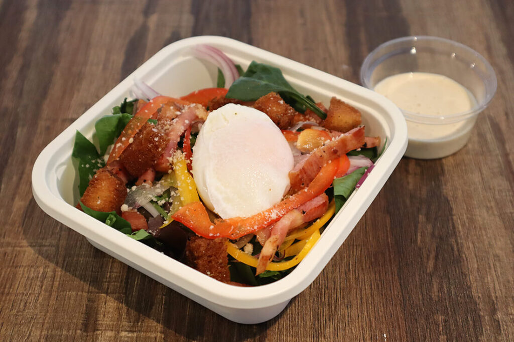 ポーチドエッグ入りシーザーサラダ